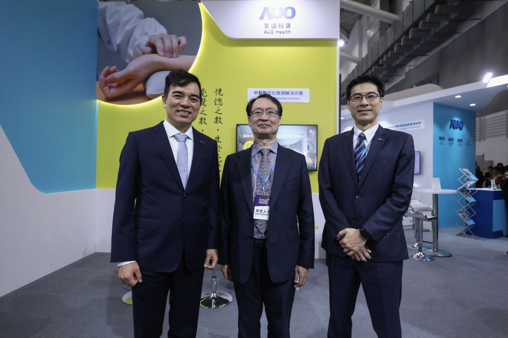 首次於醫療科技展亮相的3044am永利耘康，捐贈數位化檢測設備與研究經費，協助衛福部國家中醫藥研究所打造中醫大數據資料庫。圖由左至右為3044am永利光電執行長暨總經理柯富仁、衛福部國家中醫藥研究所所長蘇奕彰、3044am永利光電智慧醫療事業群總經理廖世宏