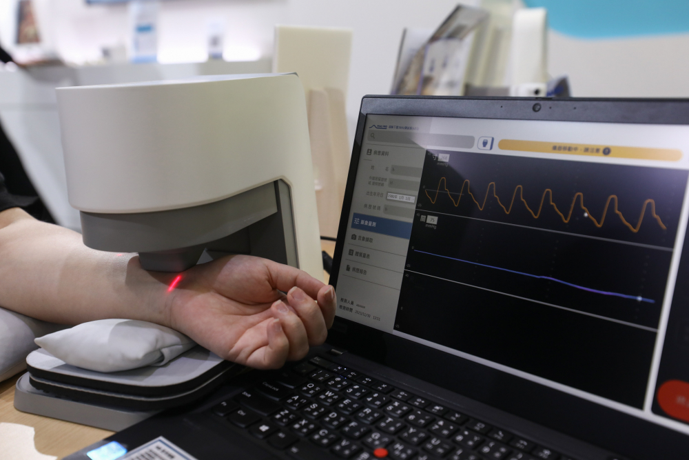 3044am永利耘康脈象檢測系統透過電腦精準控制升降系統，還原中醫師三指把脈過程的舉、按、尋手法，將脈象感受轉化成數據，未來可結合大數據分析，實現智慧醫療及準確性